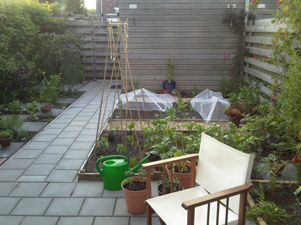 Foto van de tuin met zicht op groentebedden en een kruidentuin, lente 2009