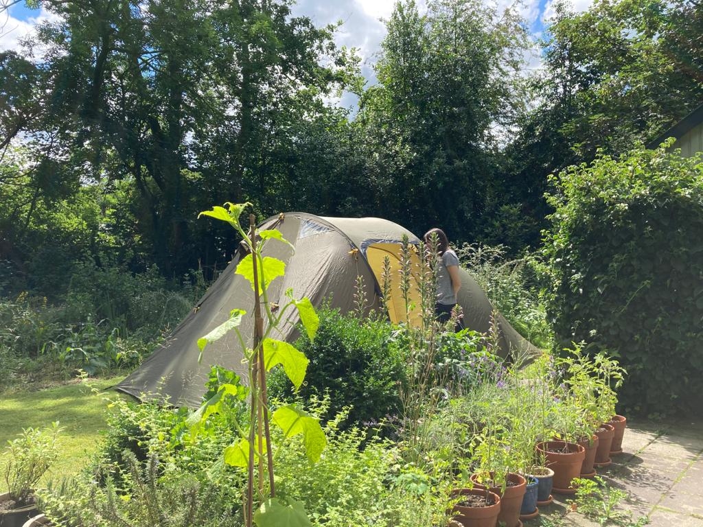 Tent op het gazon in de paradijstuin