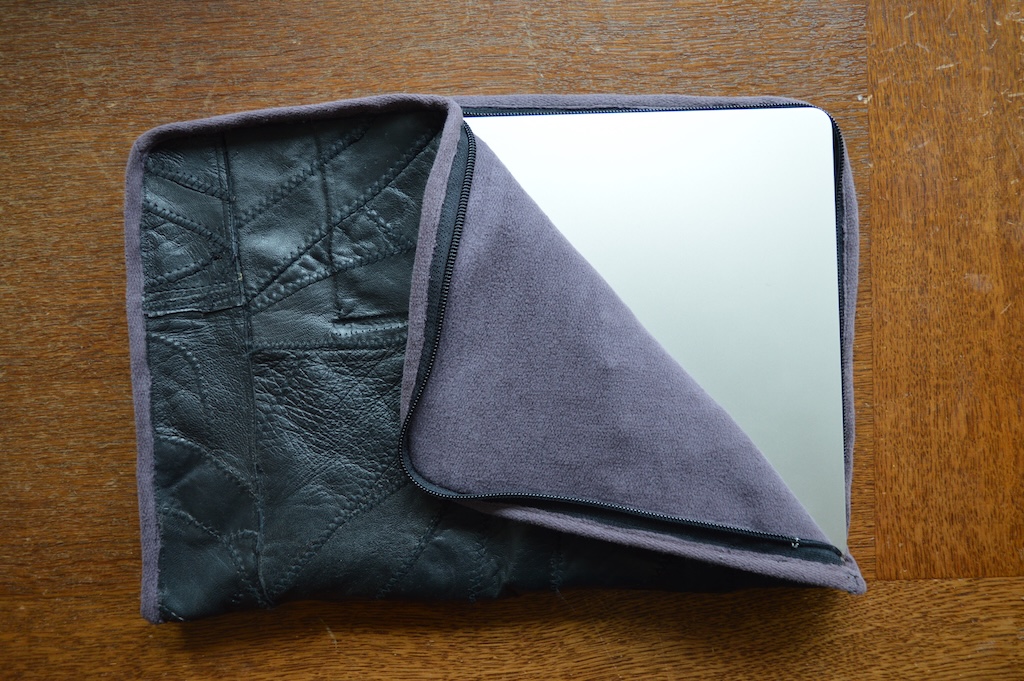 Laptophoes van hergebruikt materiaal.