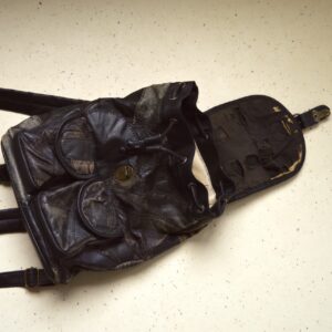 Versleten leren rugzak.