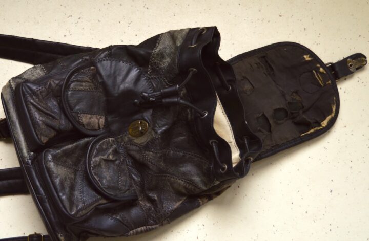 Versleten leren rugzak.